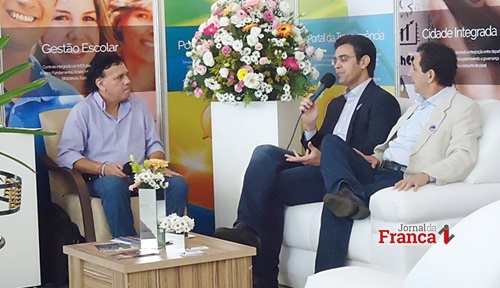 Secretário Rodrigo Garcia e prefeito Gilson de Souza, durante entrevista ao jornalista Hélio Rodrigues, do Jornal da Franca